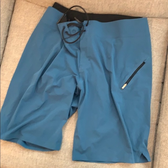 lululemon athletica Other - Lululemon men swim shorts size 36 with liner